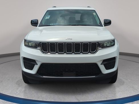 Used 2023 Jeep Grand Cherokee Laredo AWD/4WD image 2