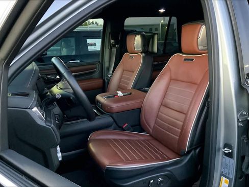 Used 2023 GMC Yukon Denali Ultimate image 7