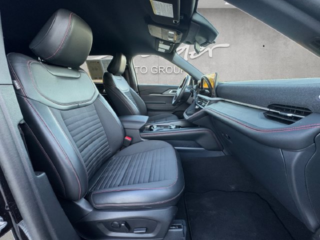 Used 2025 Ford Explorer ST-Line w/ ST-Line Street Pack AWD/4WD image 24