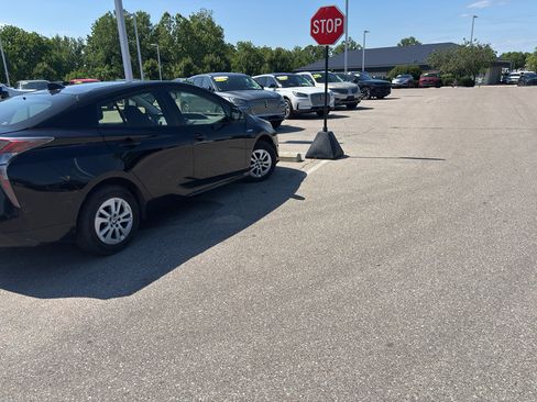 Used 2016 Toyota Prius Two FWD image 4