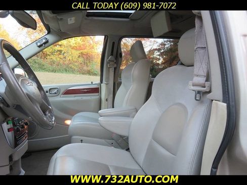 Used 2006 Chrysler Town & Country Limited w/ Trailer Tow Prep Group image 7