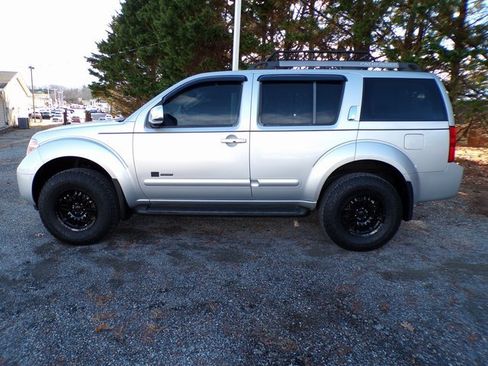 Used 2005 Nissan Pathfinder SE Off-Road image 2