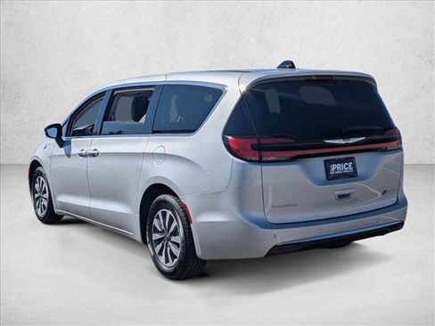 Used 2024 Chrysler Pacifica Select FWD image 9