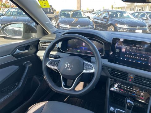 Used 2025 Volkswagen Jetta SE image 34