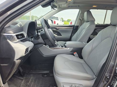 Used 2023 Toyota Highlander Platinum AWD/4WD image 13