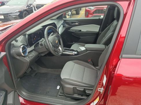 Used 2025 Chevrolet Trax LT w/ LT Convenience Package FWD image 4