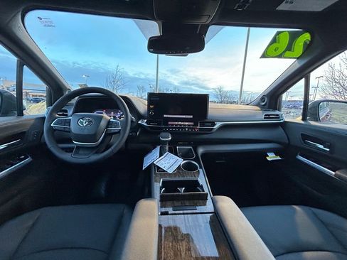 Used 2026 Toyota Sienna Platinum image 10