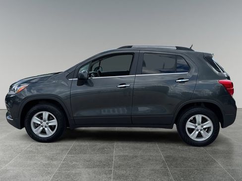 Used 2020 Chevrolet Trax LT w/ LT Convenience Package AWD/4WD image 2
