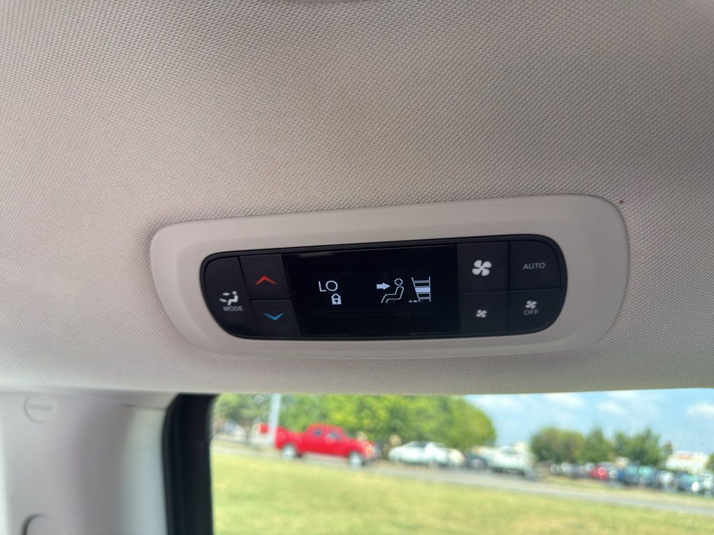 Used 2024 Chrysler Pacifica Limited FWD image 10