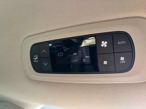 Used 2024 Chrysler Pacifica Touring-L image 29