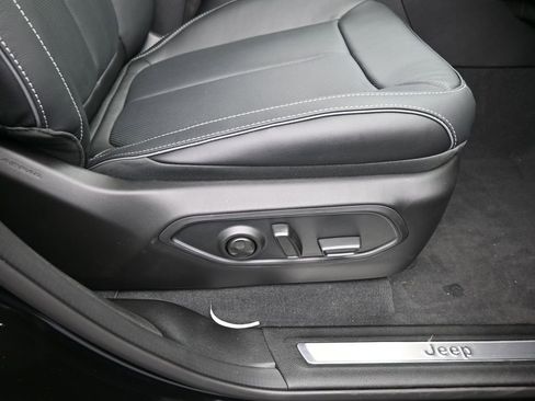 New 2025 Jeep Grand Cherokee L Overland image 17