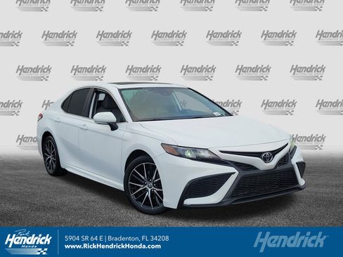 Used 2021 Toyota Camry SE w/ Convenience Package image 1