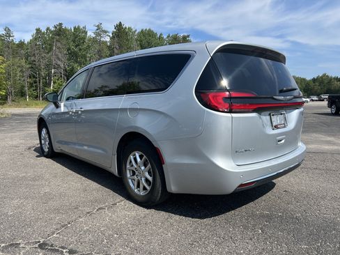 Used 2023 Chrysler Pacifica Touring-L FWD image 5