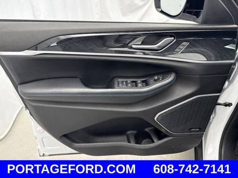 Used 2023 Jeep Grand Cherokee Trailhawk w/ Luxury Tech Group III AWD/4WD image 13