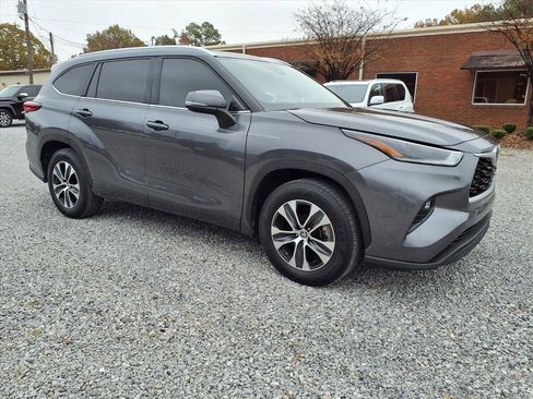 Used 2021 Toyota Highlander XLE image 5