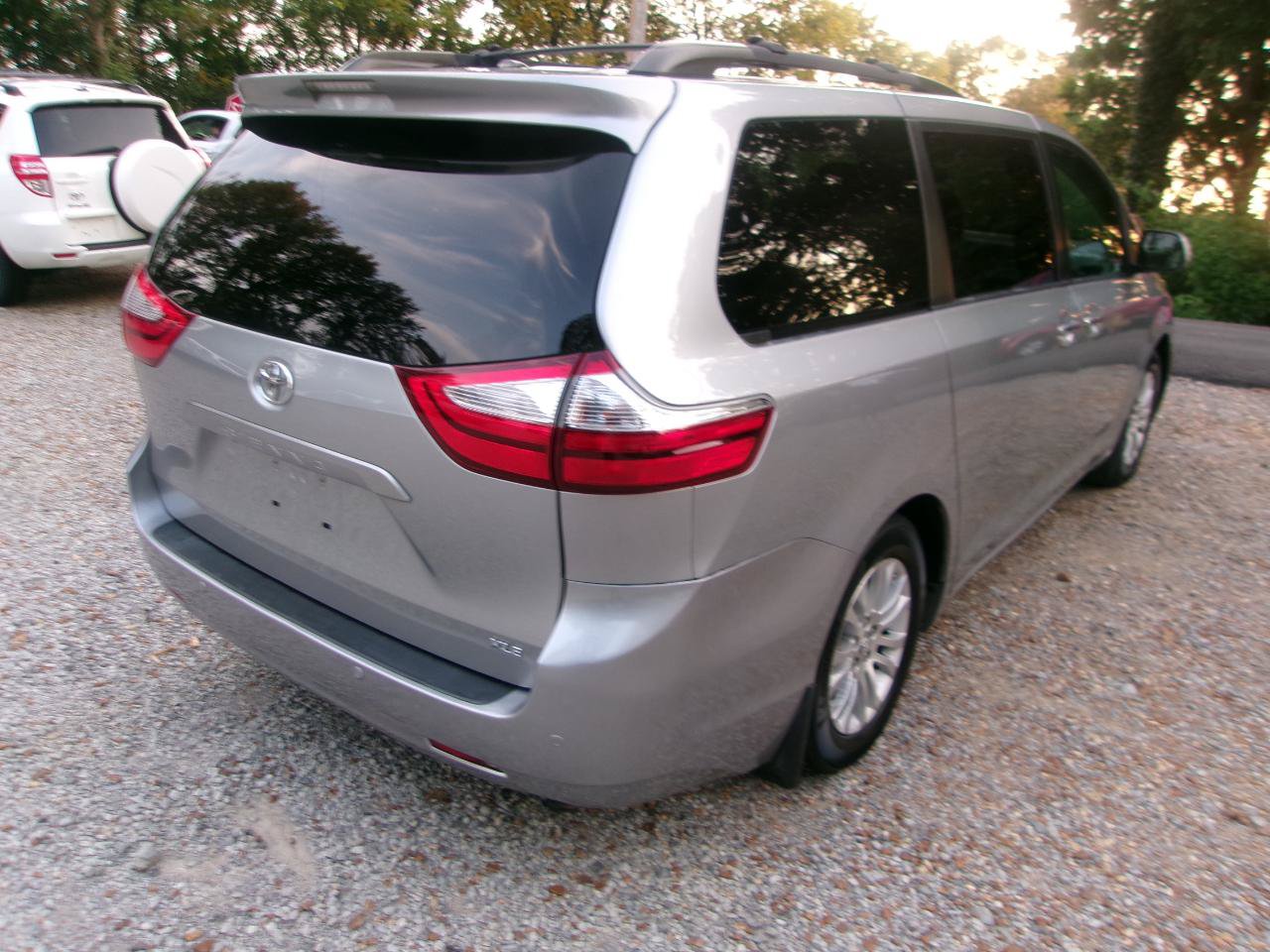 Used 2016 Toyota Sienna XLE Premium FWD image 21