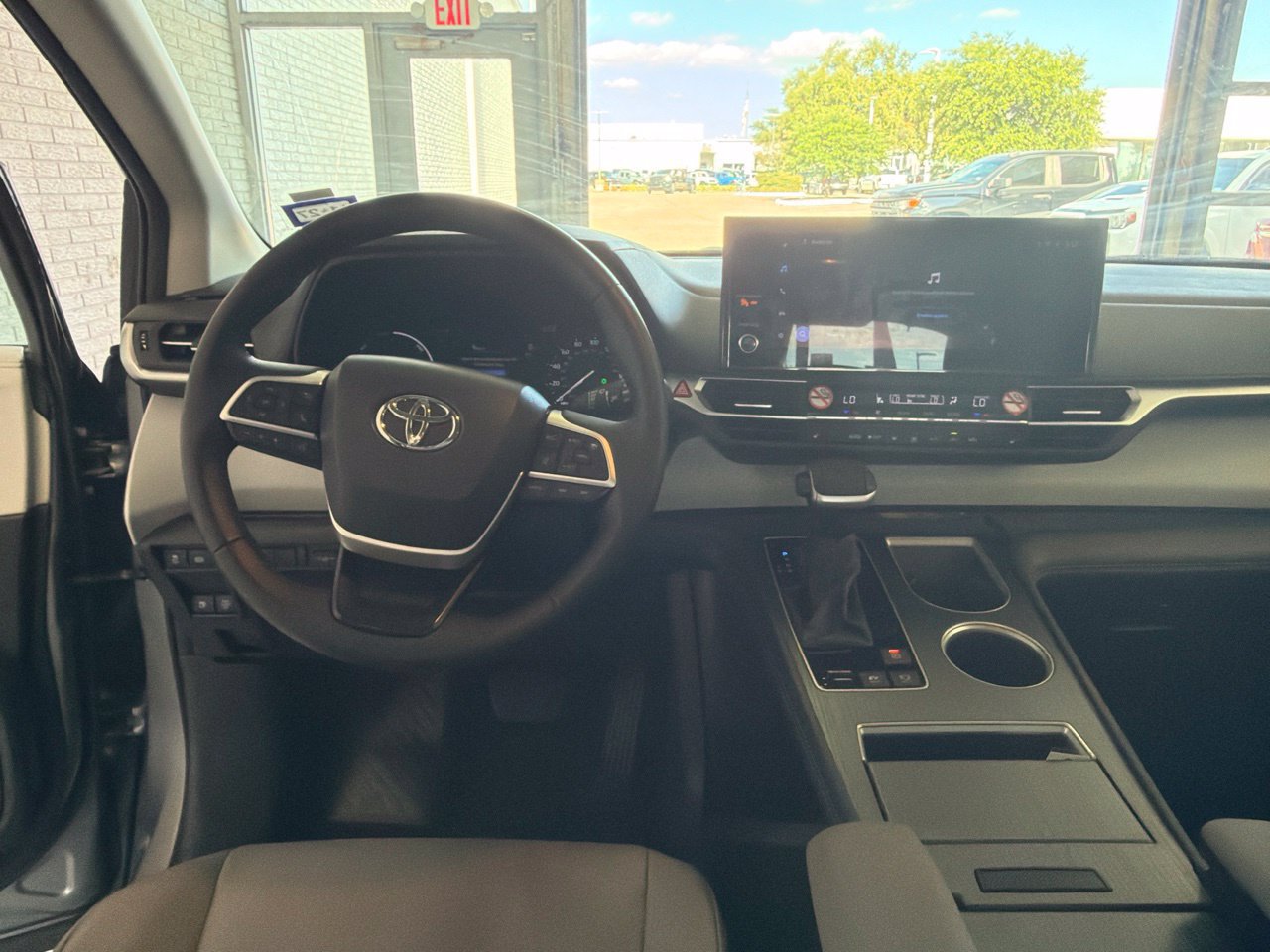 Used 2026 Toyota Sienna XLE FWD image 12