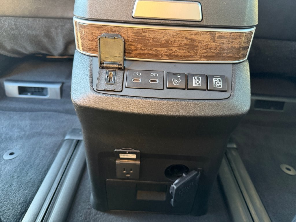Used 2025 Toyota Sienna Platinum AWD/4WD image 38