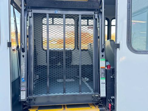 Used 2016 Ford E-350 and Econoline 350 Super Duty image 24