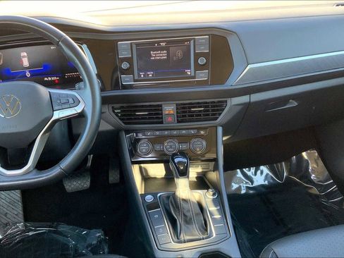 Used 2024 Volkswagen Jetta SE image 6