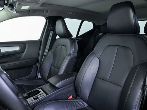 Certified 2025 Volvo XC40 B5 Plus image 7