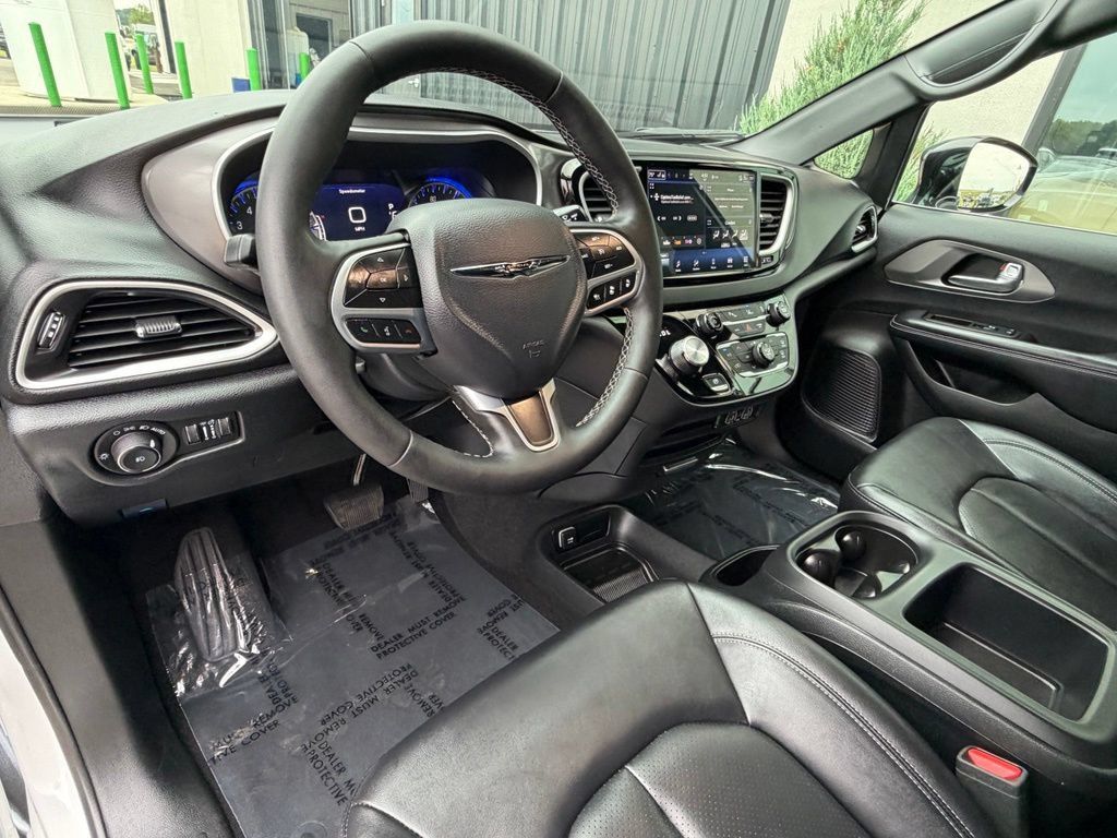 Used 2025 Chrysler Pacifica Select FWD image 11