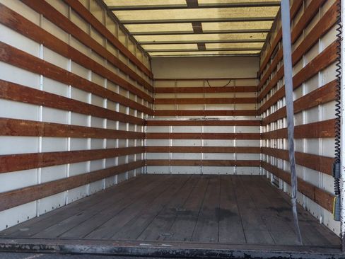 Used 2017 Ford F550 2WD Regular Cab Super Duty image 9