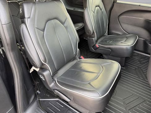 Used 2024 Chrysler Pacifica Limited w/ S Appearance Package image 19