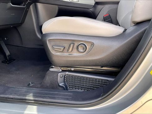 Used 2025 Toyota Sienna XLE FWD image 37