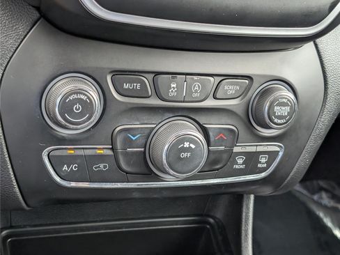 Used 2019 Jeep Cherokee Latitude Plus AWD/4WD image 27