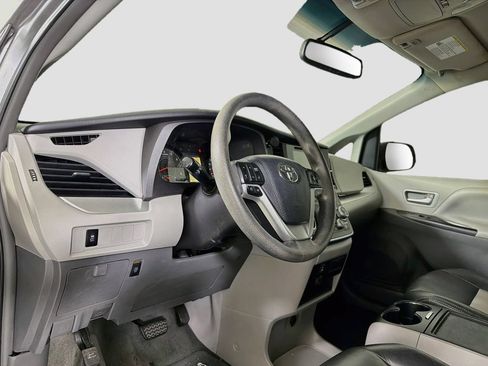 Used 2017 Toyota Sienna LE FWD image 10