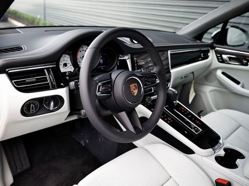 New 2026 Porsche Macan image 4