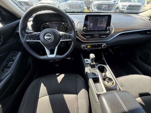 Used 2024 Nissan Altima 2.5 SV FWD image 7