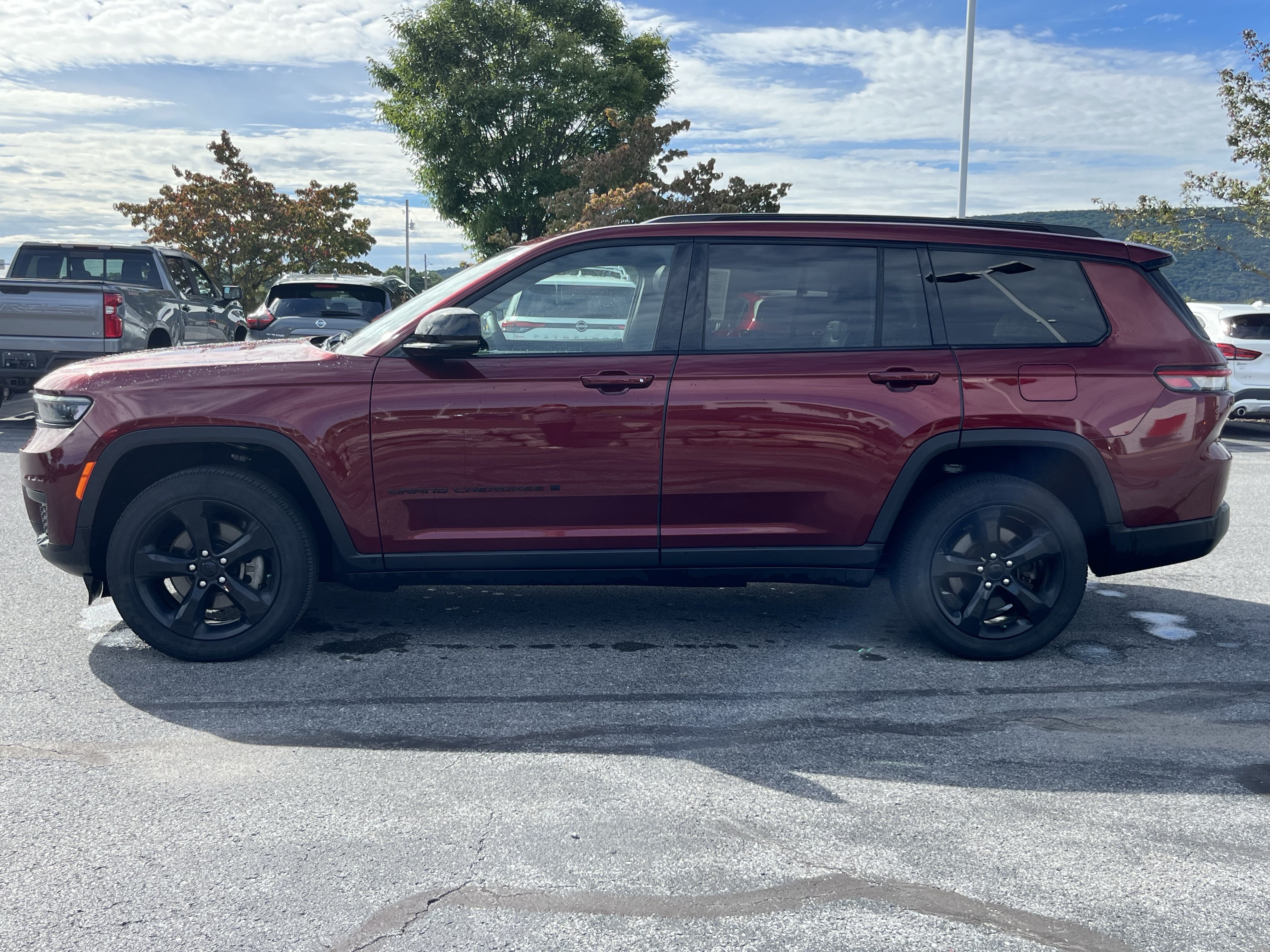 Used 2023 Jeep Grand Cherokee L Laredo AWD/4WD image 10