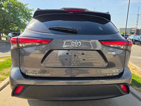 Used 2022 Toyota Highlander XLE AWD/4WD image 6