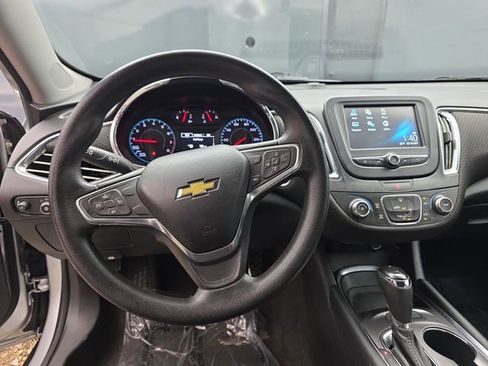 Used 2018 Chevrolet Malibu LT FWD image 16