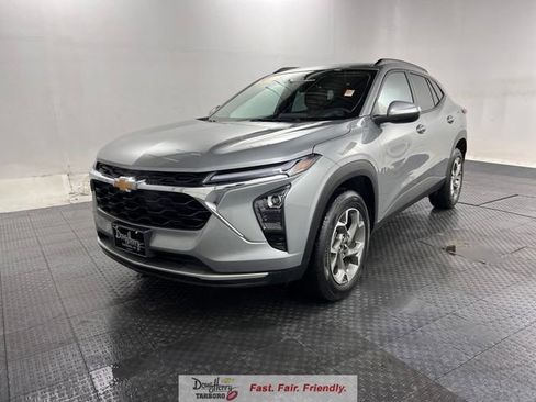 Used 2025 Chevrolet Trax LT FWD image 1