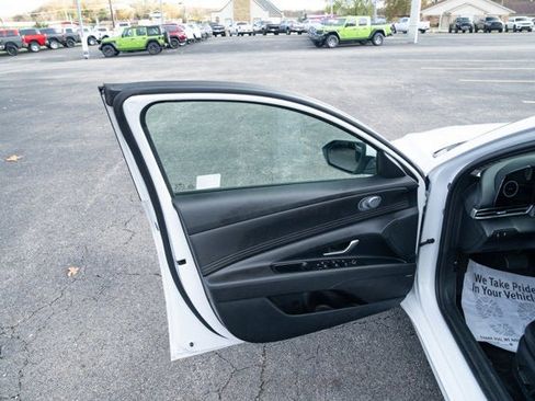Used 2025 Hyundai Elantra Limited image 10