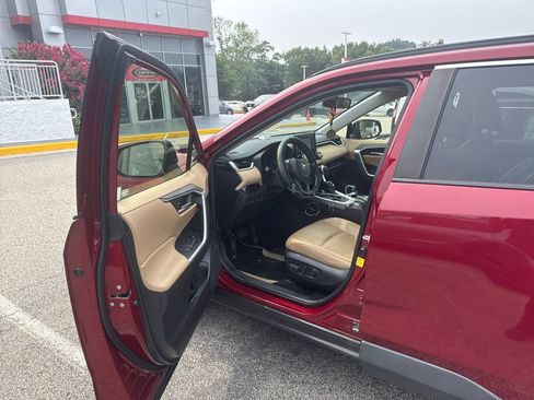 Used 2021 Toyota RAV4 XLE Premium AWD/4WD image 6