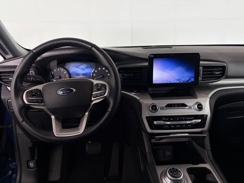Used 2021 Ford Explorer XLT AWD/4WD image 3