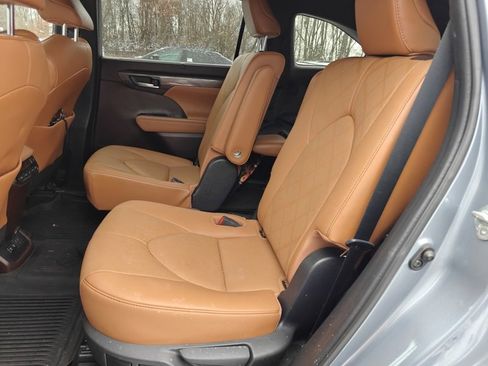 Used 2021 Toyota Highlander Platinum image 12