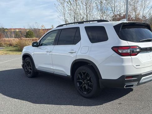 New 2025 Honda Pilot Touring image 11