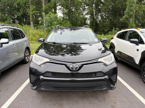 Used 2017 Toyota RAV4 LE AWD/4WD image 2