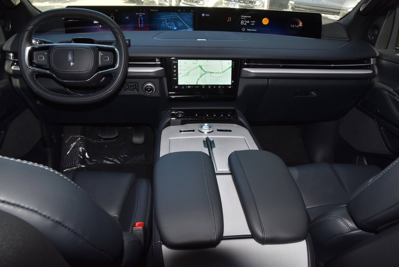 New 2027 Lincoln Navigator Reserve w/ Jet Appearance Package AWD/4WD image 17