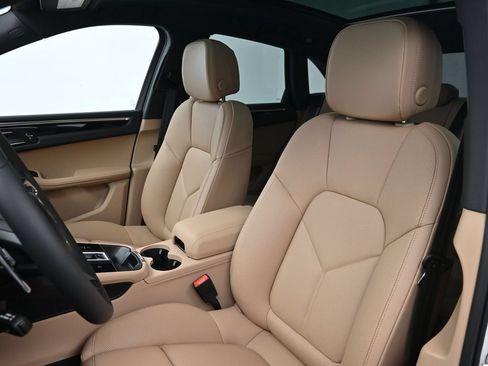 Certified 2026 Porsche Macan AWD/4WD image 5