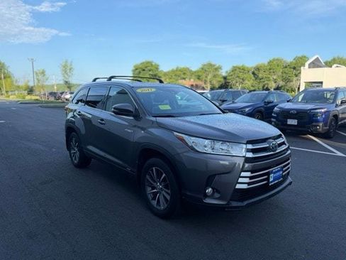 Used 2017 Toyota Highlander XLE w/ Carpet Mat Package AWD/4WD image 3