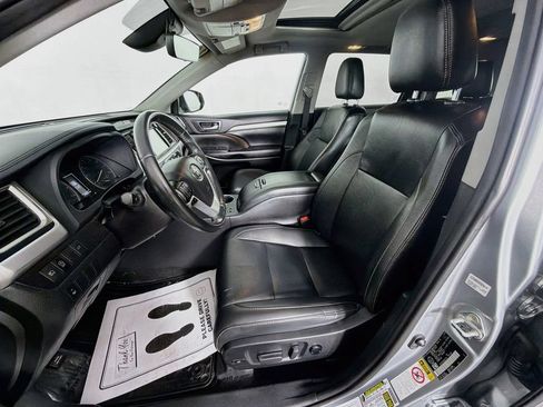 Used 2019 Toyota Highlander XLE AWD/4WD image 19