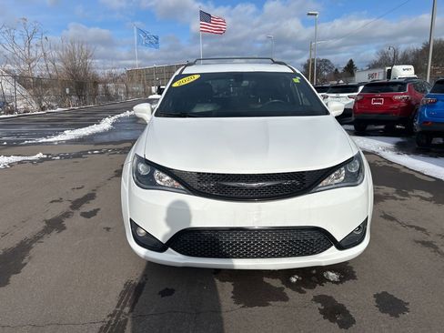 Used 2020 Chrysler Pacifica Touring-L image 2