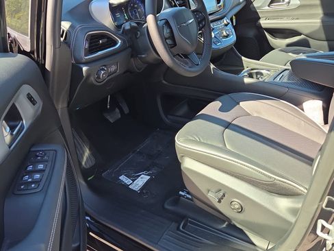 New 2026 Chrysler Pacifica Limited w/ S Appearance Package image 17