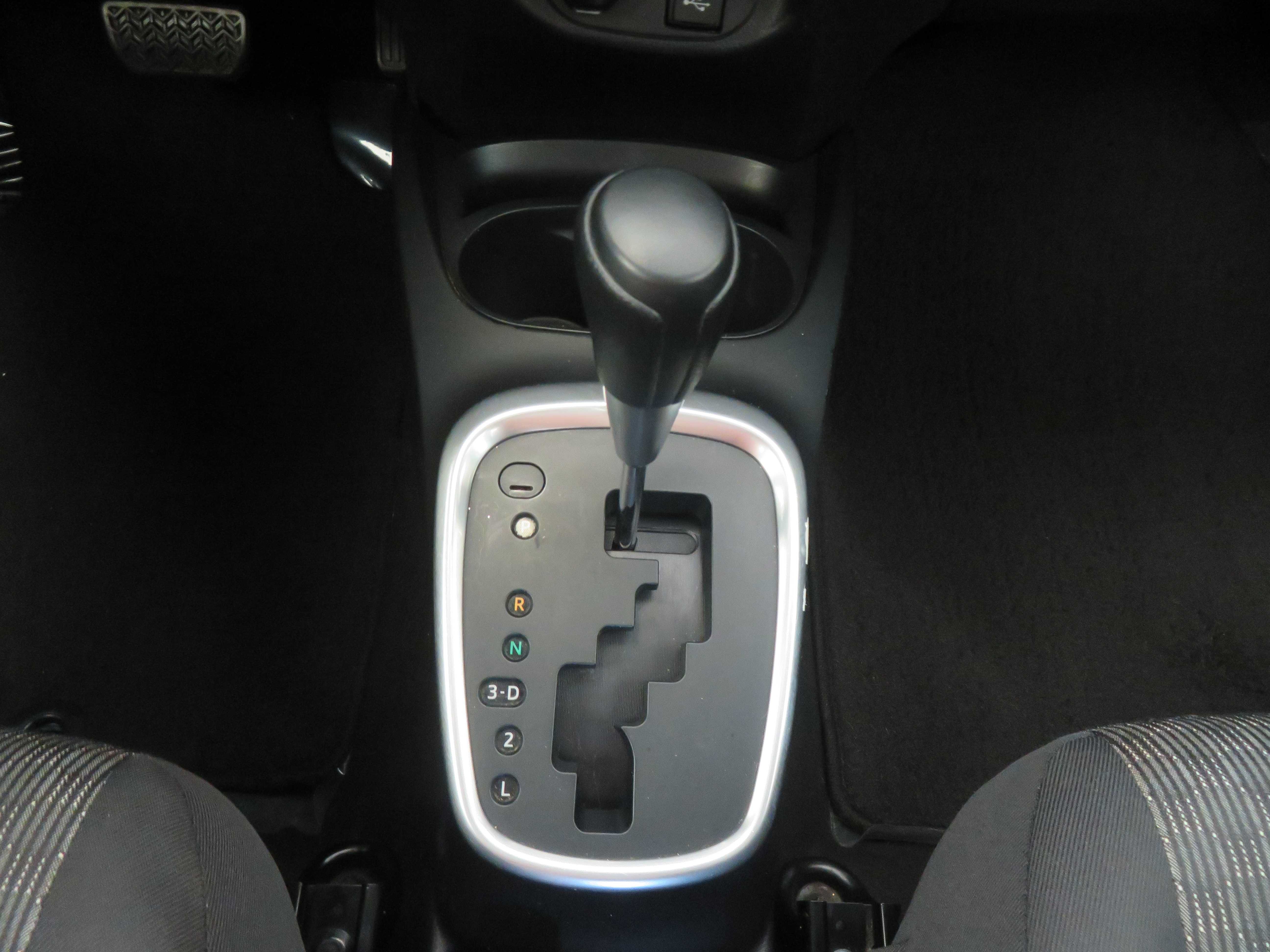 Used 2015 Toyota Yaris L FWD image 33